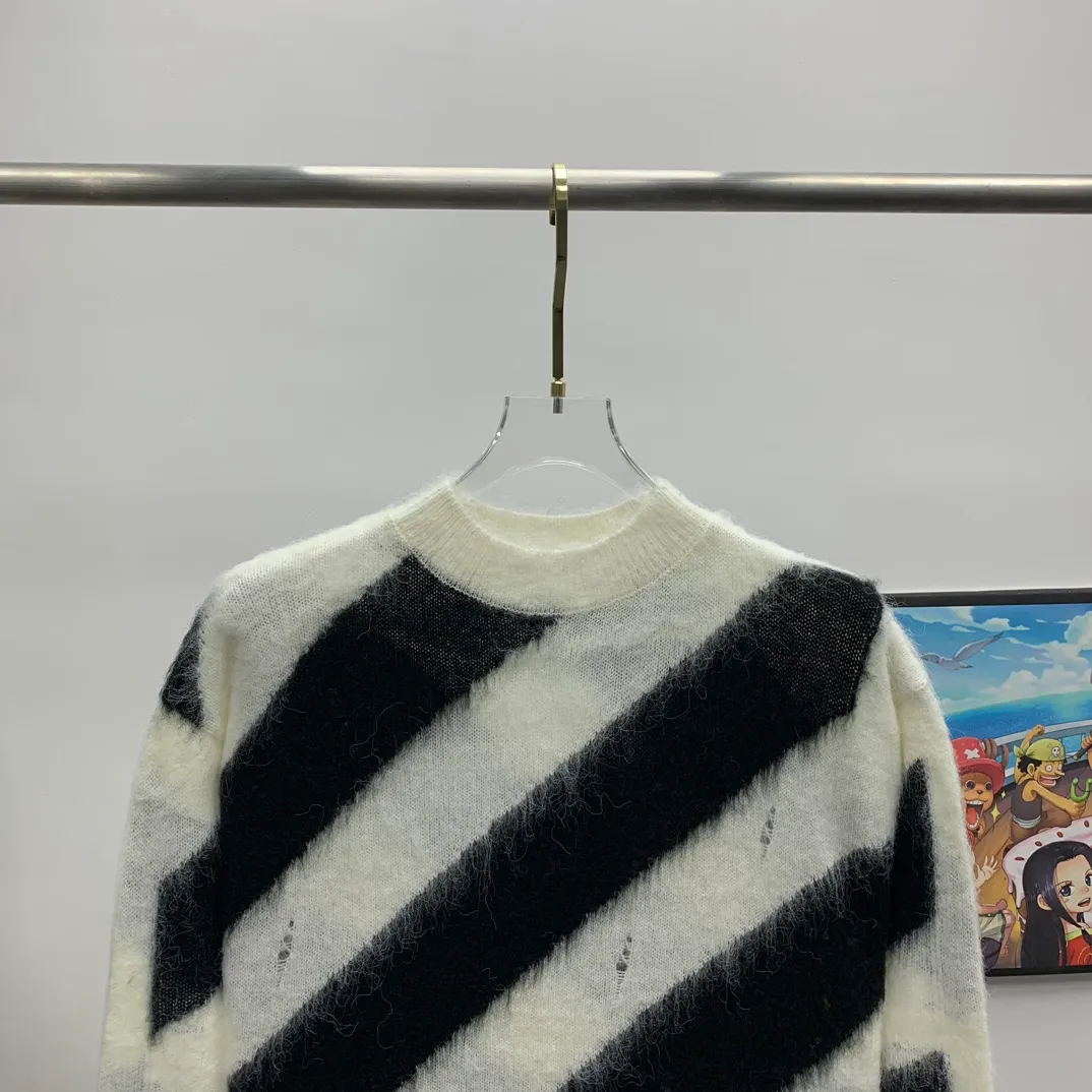 New top tested version OFFWHITE (OW) gradient mohair striped arrow sweater hoodie gradient rendering arrow couple sweater Mohair (English Mohair; Turkish: MUKHYAR) refers to the coat of Angora goats, also known as Angora goat hair. The name comes from Turkish, meaning "the best hair". It has good elasticity, pressure resistance and special luster. It is an excellent raw material for making plush fabrics and one of the most advanced animal textile fiber raw materials in the world market. Mohair has a shape similar to long wool. The fiber surface is smooth, strong luster, high strength, good elasticity, less curl, and easy to wash. Mohair can be used in jacquard blankets, long-haired coats and high-gloss wool fabrics. Mohair sweaters from ow are released every year🛒 The same style and ever-changing colors. There is really no girl who doesn’t love it. It is super suitable for wearing under a down jacket in winter without being bulky! If the lower body is missing, their favorite os version🙋🏻‍♀️ intuitively adds natural softness and fairy beauty effect, which is the best choice! The upper body is lightweight and does not weigh down the body while keeping warm. The sleeves and the gradient arrow parts on the back are repeatedly patterned until the gradient level is satisfied before large-scale products are released. The craftsmanship is extremely demanding. Each sweater is woolen at least ten times to give it a plush, thick feel and good fluffiness! ✅ Fabric composition: 50% mohair 32 spandex 18% wool, three-level anti-pilling Color: black and white gradient Sizes Mohair is lighter and softer, so be careful not to machine wash it, not machine washable! ! emphasize! !  ⚠️Hand wash with warm water and cold water P:440
